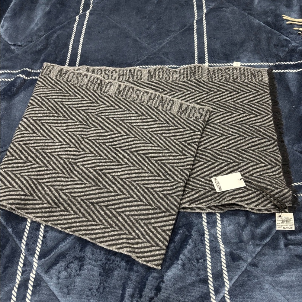 BNWT men’s Moschino scarf